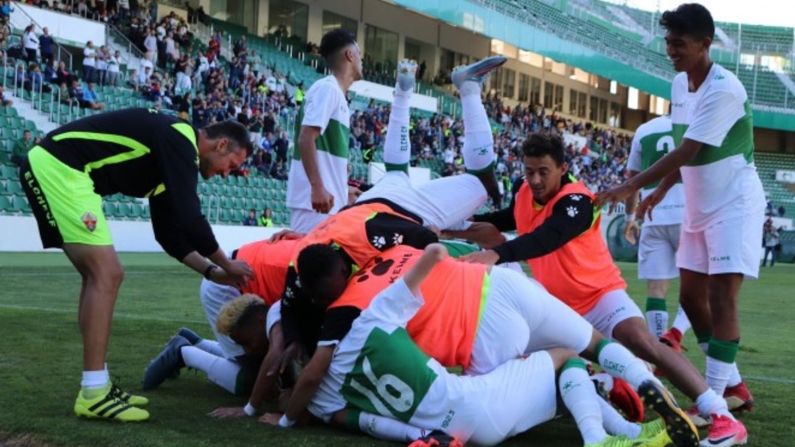 La plantilla de l'Elx celebra un gol