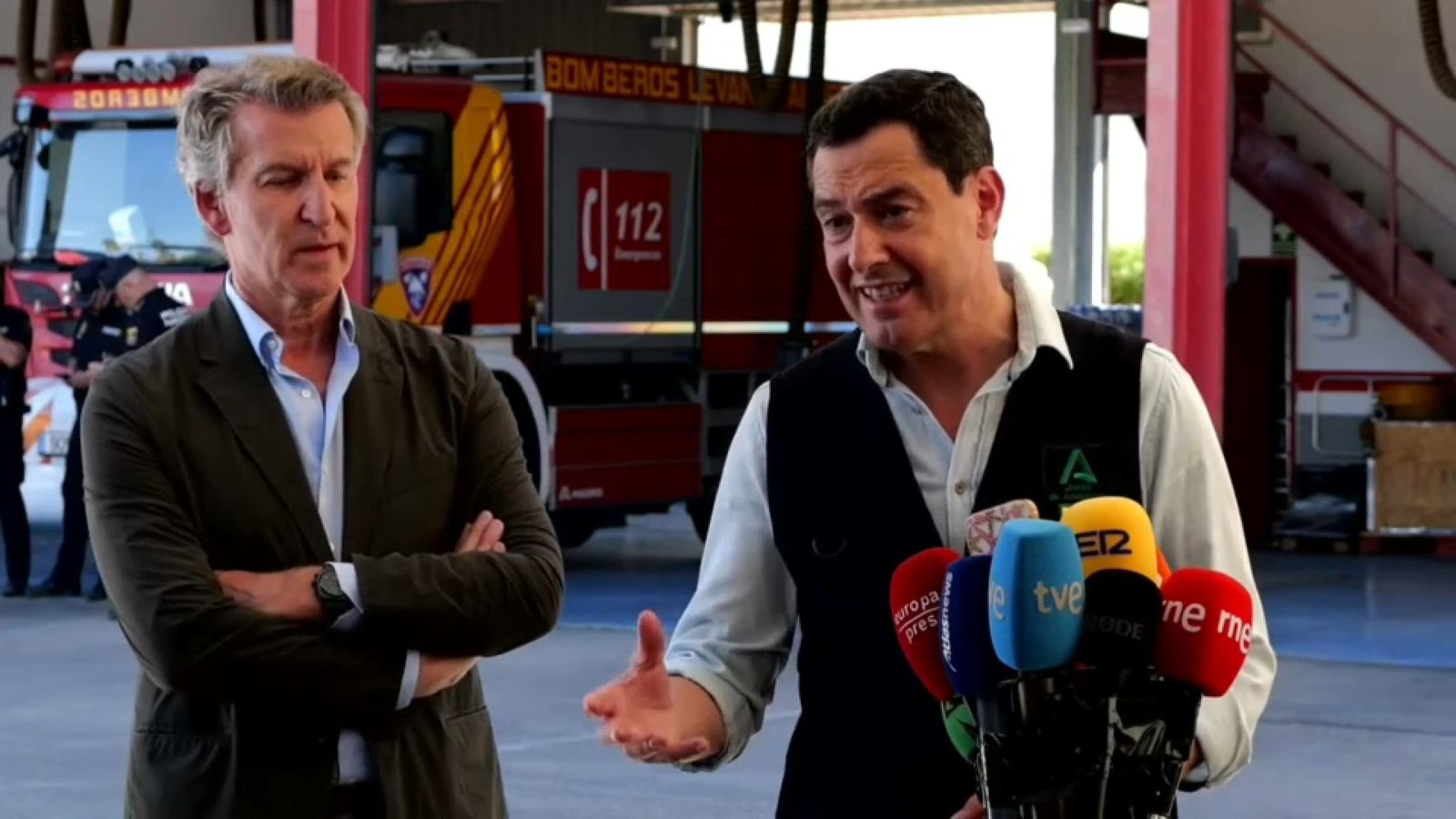 El president de la Junta d'Andalusia, Juanma Moreno Bonilla, oferix l'última hora de l'incendi acompanyat pel líder del PP, Alberto Núñez Feijóo