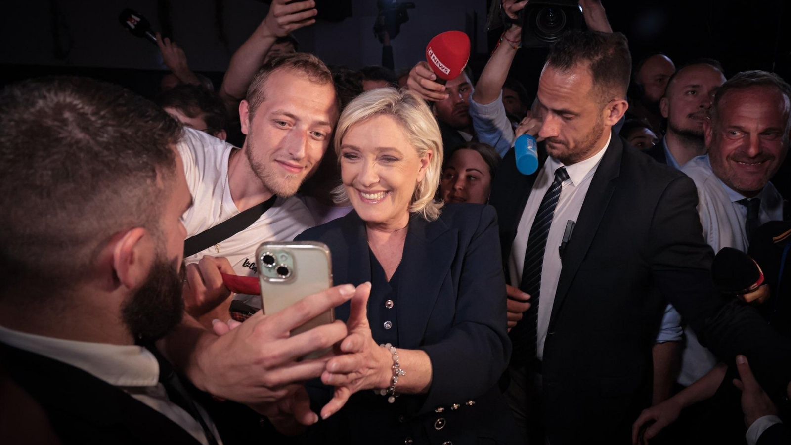 Marine Le Pen amb simpatitzants després de la victòria en la primera volta de les eleccions franceses JMarine Le Pen amb simpatitzants després de la victòria en la primera volta de les eleccions franceses