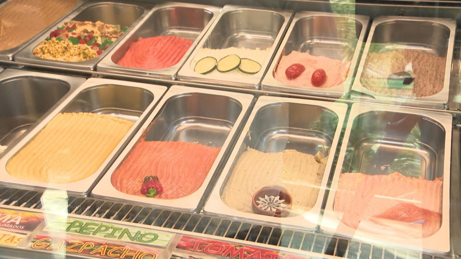 Sabors més atípics, com el de botifarra o aladroc, conviuen als aparadors amb els de tota la vida