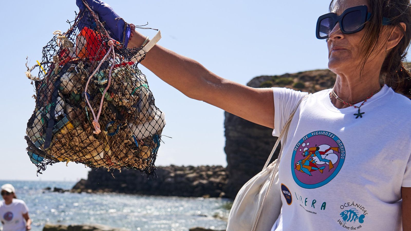 Baix de la supefície marina s'amaguen deixalles de tota clase Baix de la supefície marina s'amaguen deixalles de tota clase