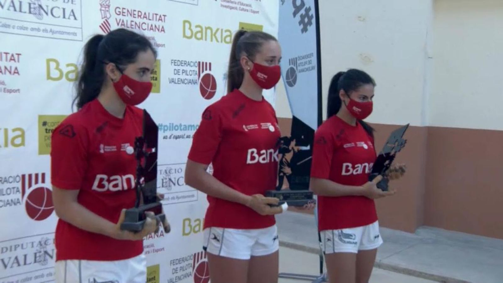 L'equip de Bicorb, amb el trofeu de campiones