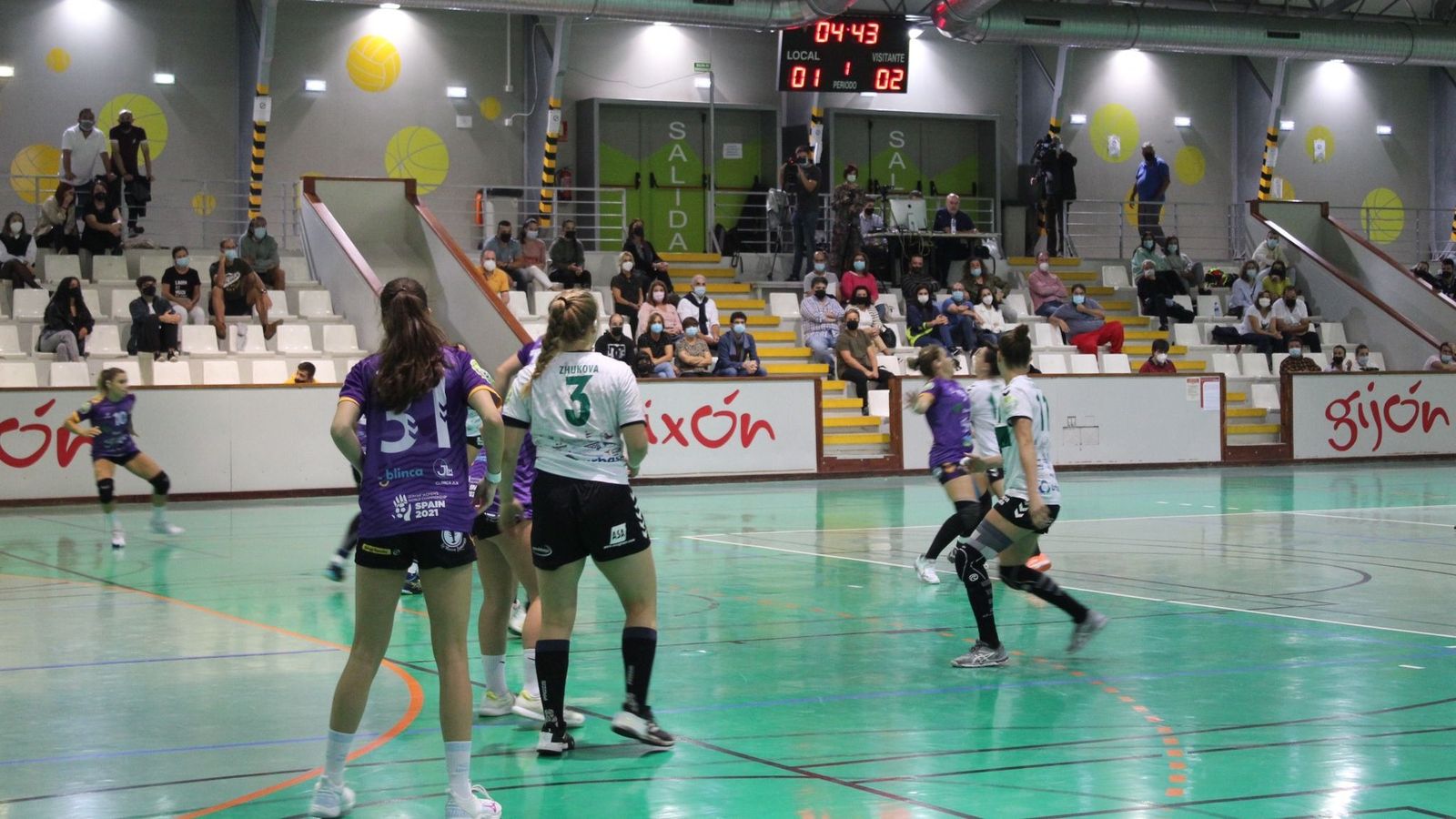 Una acció del duel entre el Gijón i l'Elx