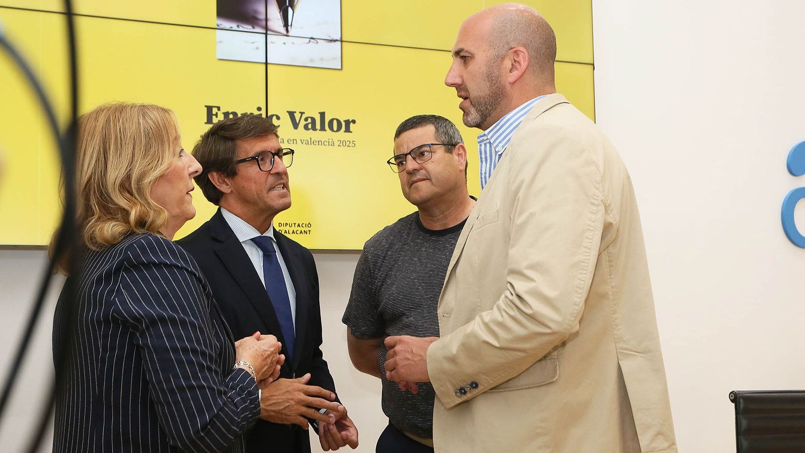 Els representants de la Diputació d'Alacant i de Castalla, municipi on es lliurarà el premi Enric Valor de novel·la este dijous a la vesprada