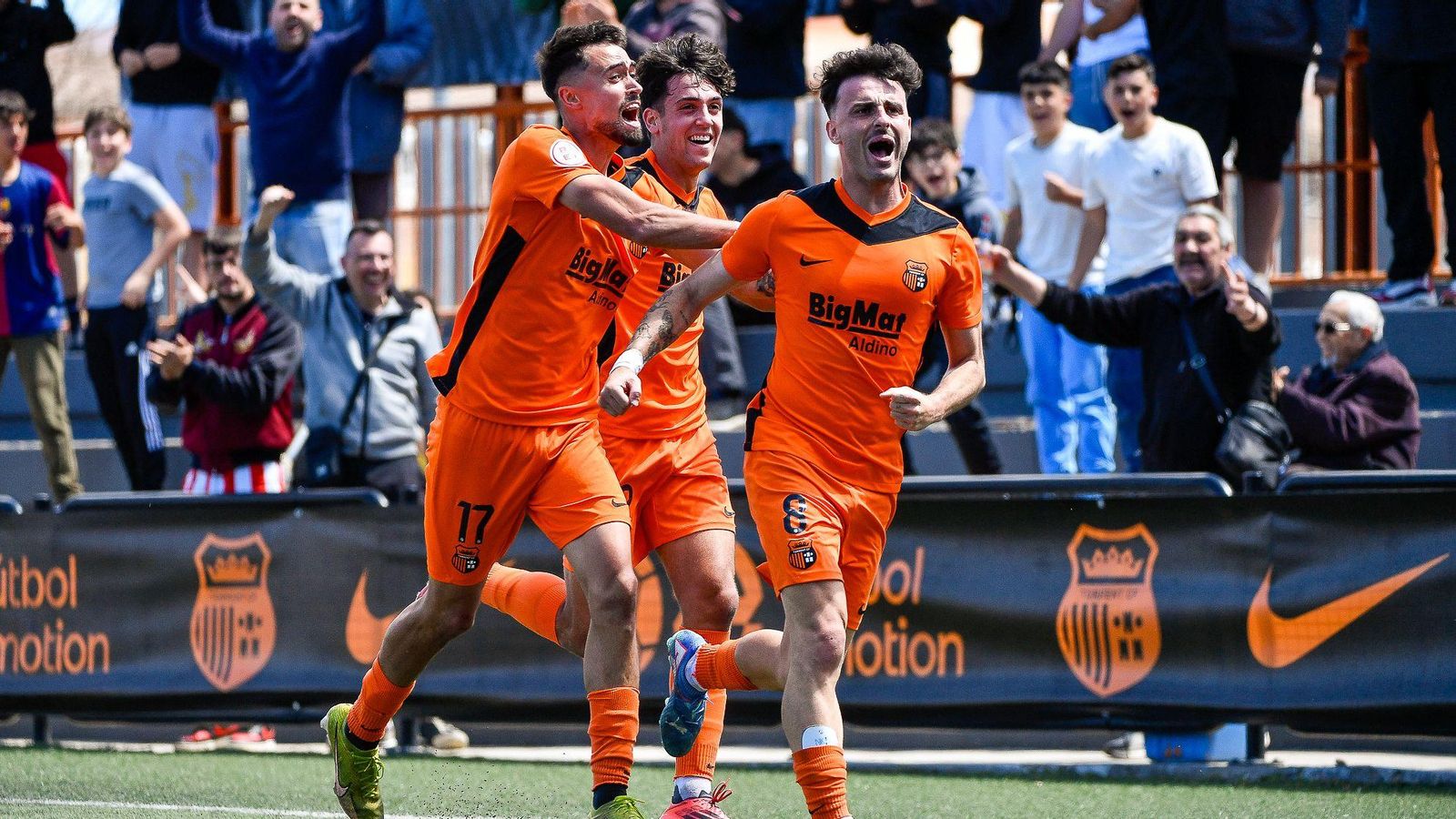 Els jugadors del Torrent celebren un gol