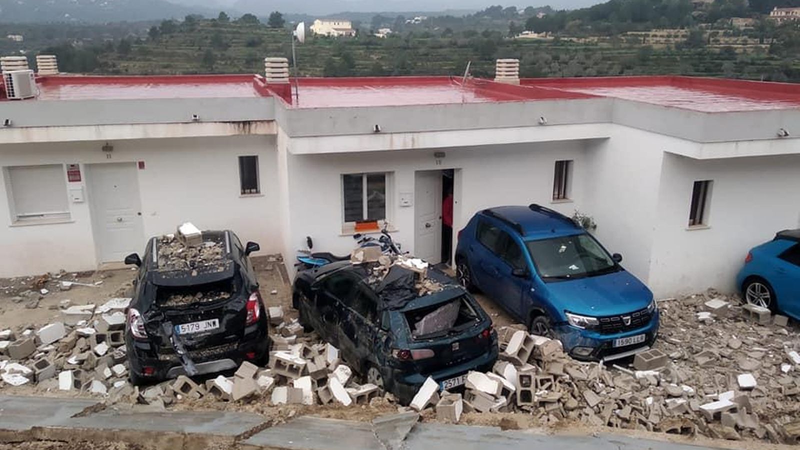 Mur caigut sobre els cotxes el Residencial Balcó de Bernia de la urbanització Empedrola II, a Calp