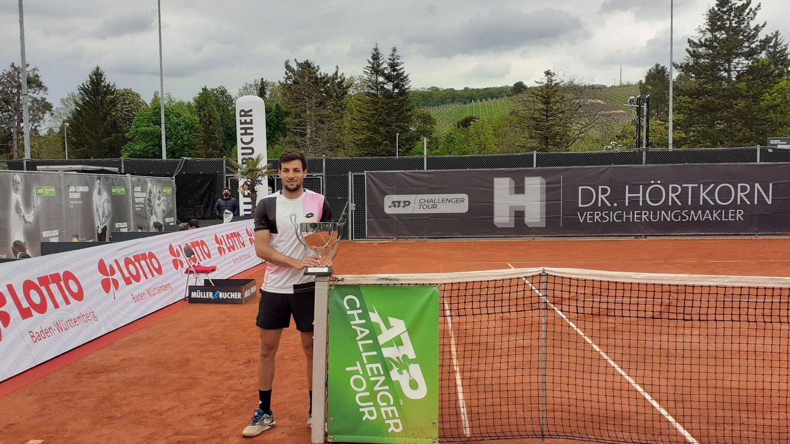 Bernabé Zapata, amb el títol de campió