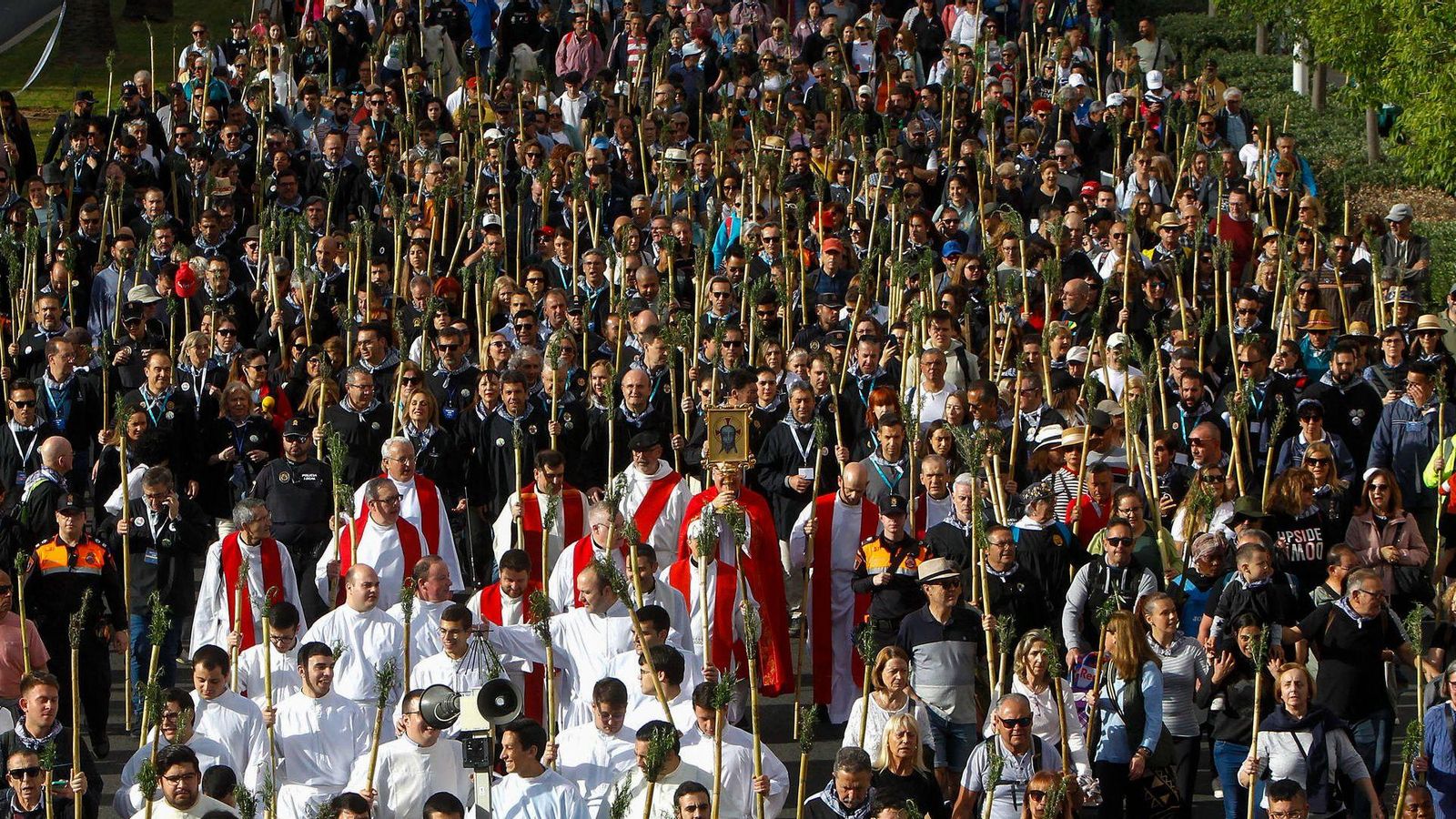 La capçalera de la romeria cap a la Santa Faç, que ha tingut una assistència massiva aquest dijous