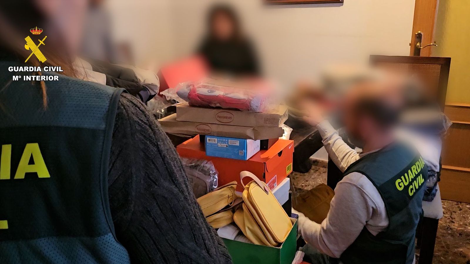 Els agents de la Guàrdia Civil durant el registre de la vivenda de l'arrestada, on van trobar nombrosos paquets sostrets