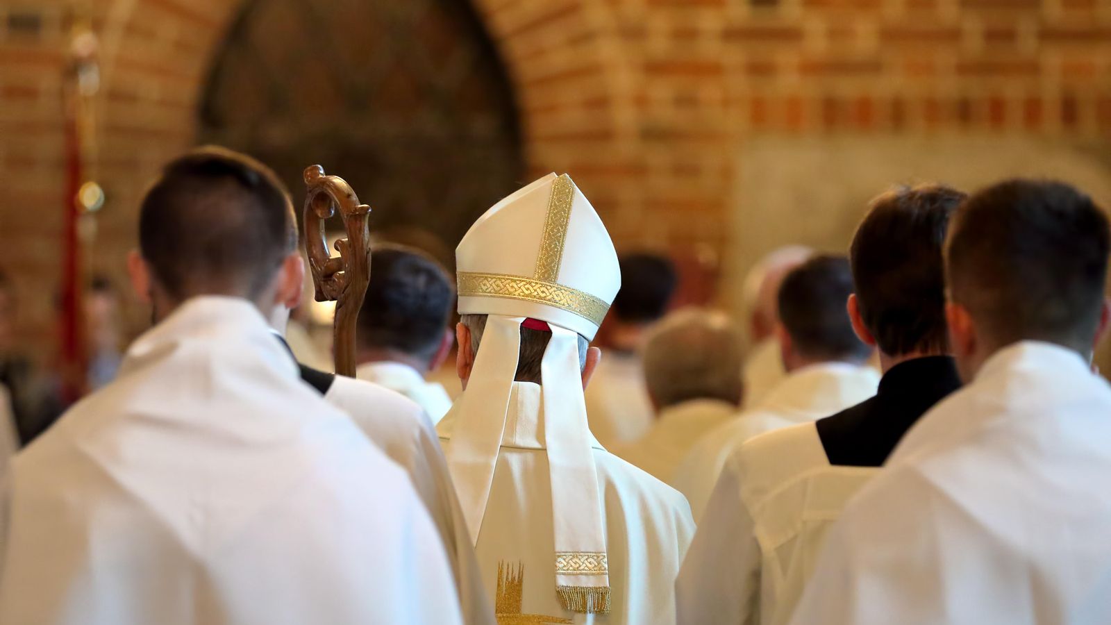 Un bisbe va a missa en una església (arxiu)