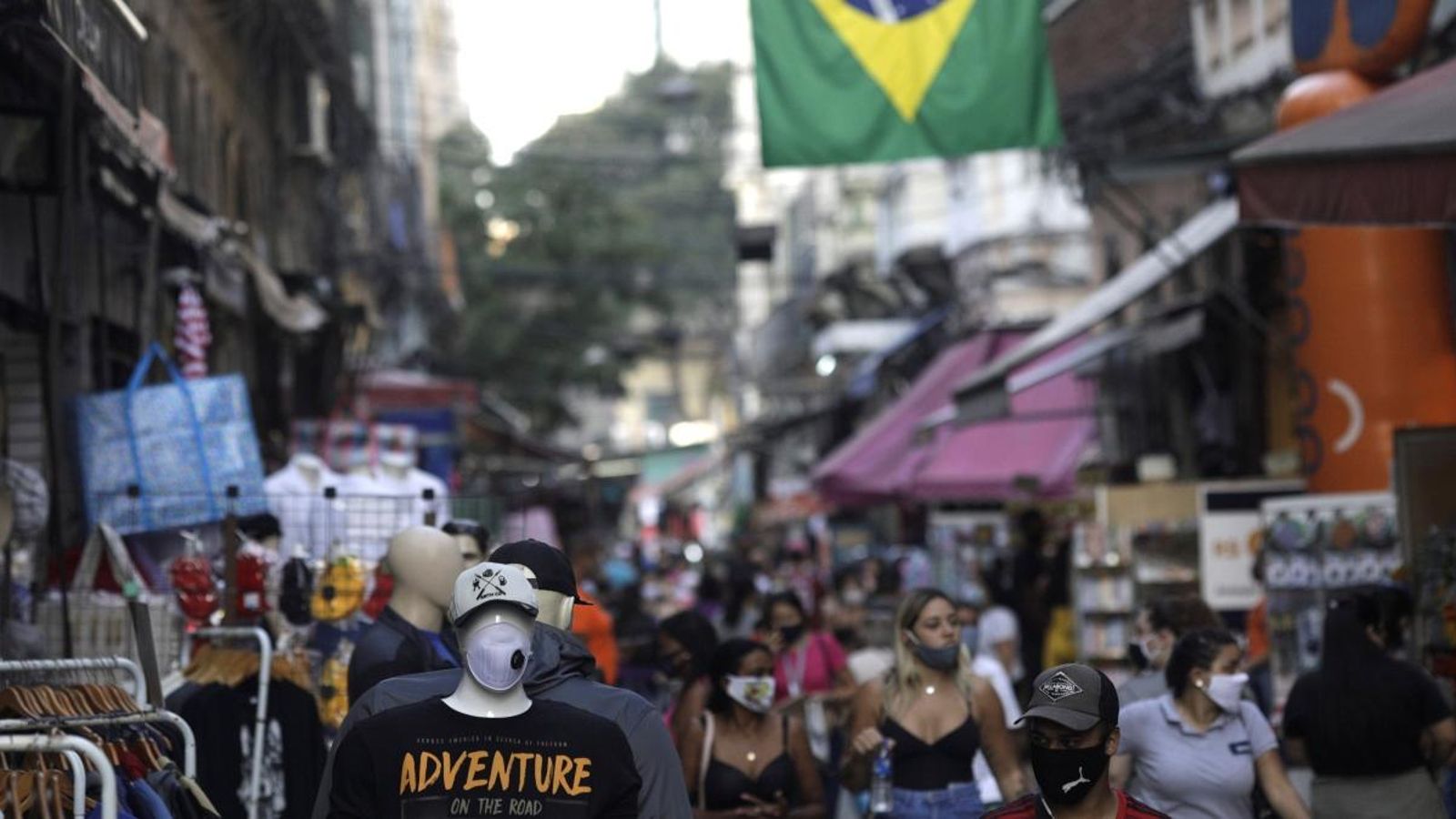 Un popular carrer comercial a Rio de Janeiro, Brasil, aquest dimecres