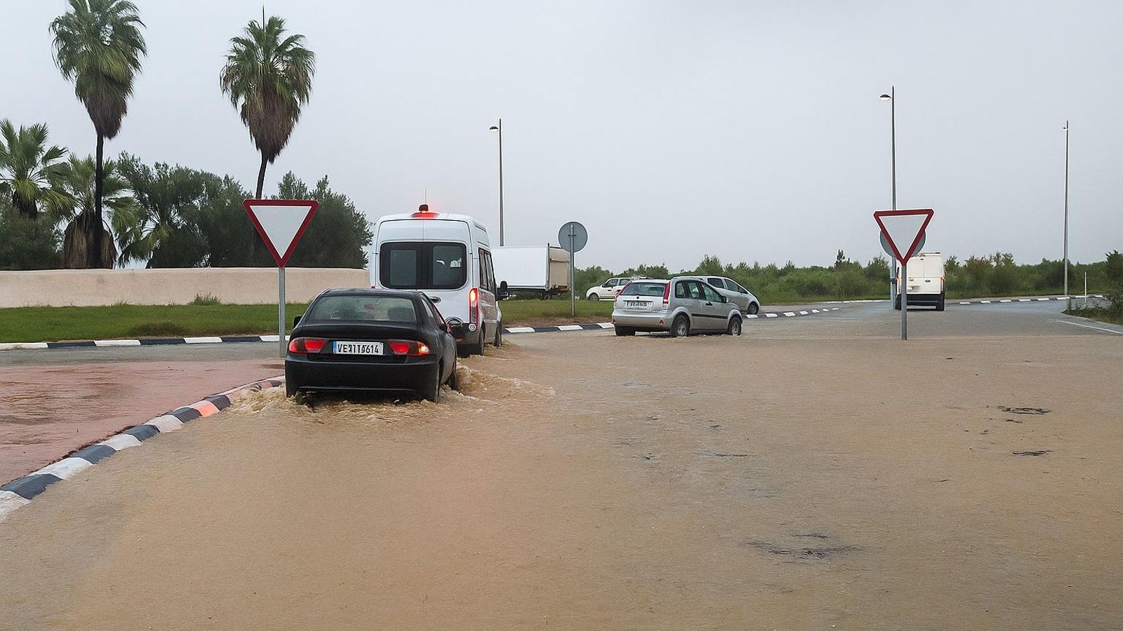 La pluja dificulta la circulació a Gandia