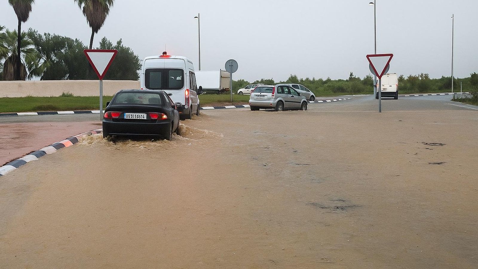 La pluja dificulta la circulació a Gandia