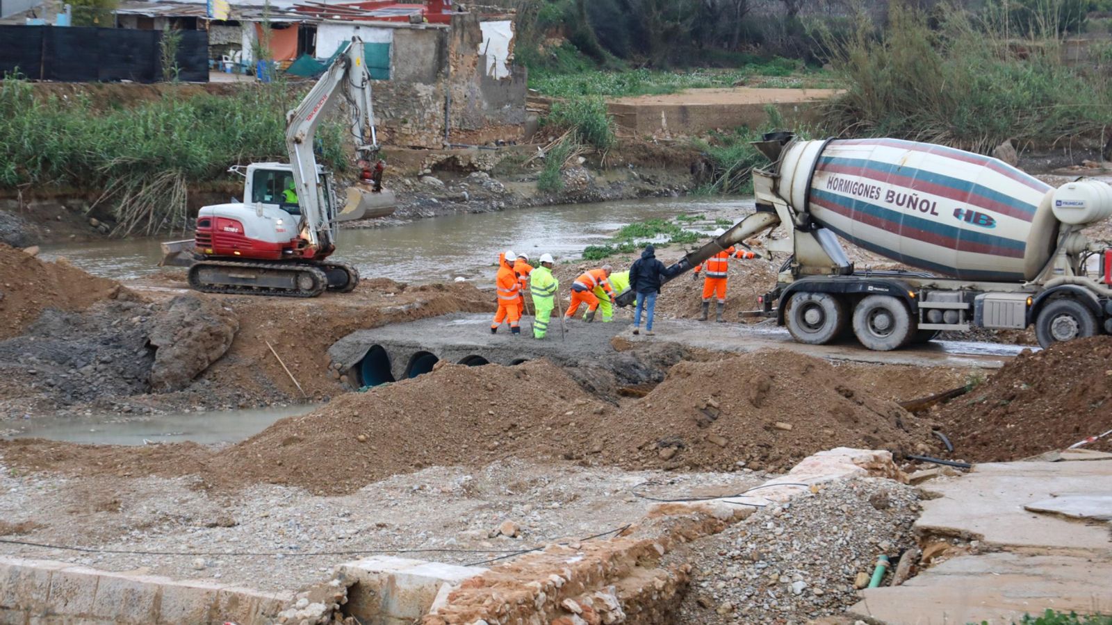 Obres de reconstrucció dels ponts provisionals de Xest, destruïts per la dana