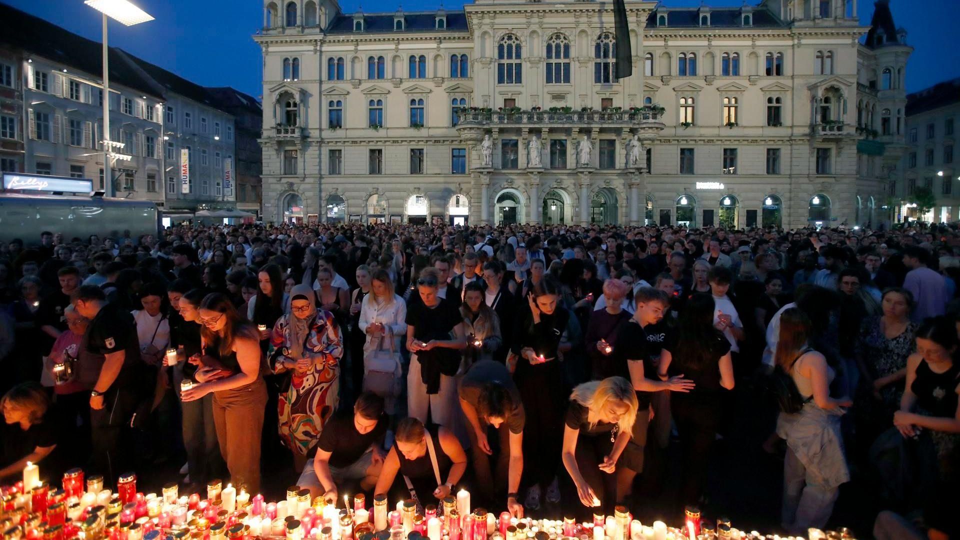 Milers de persones reten homenatge a la desena de persones tirotejades a l'institut de Graz este dimarts Milers de persones reten homenatge a la desena de persones tirotejades a l'institut de Graz este dimarts