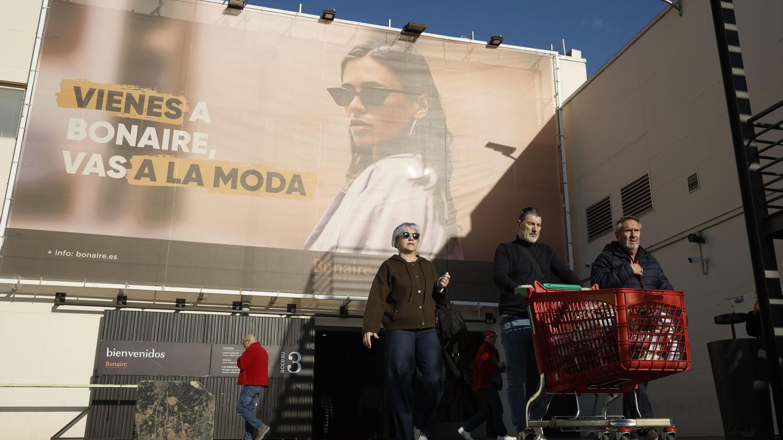 Tres persones ixen de Bonaire amb un carret de supermercat, este divendres