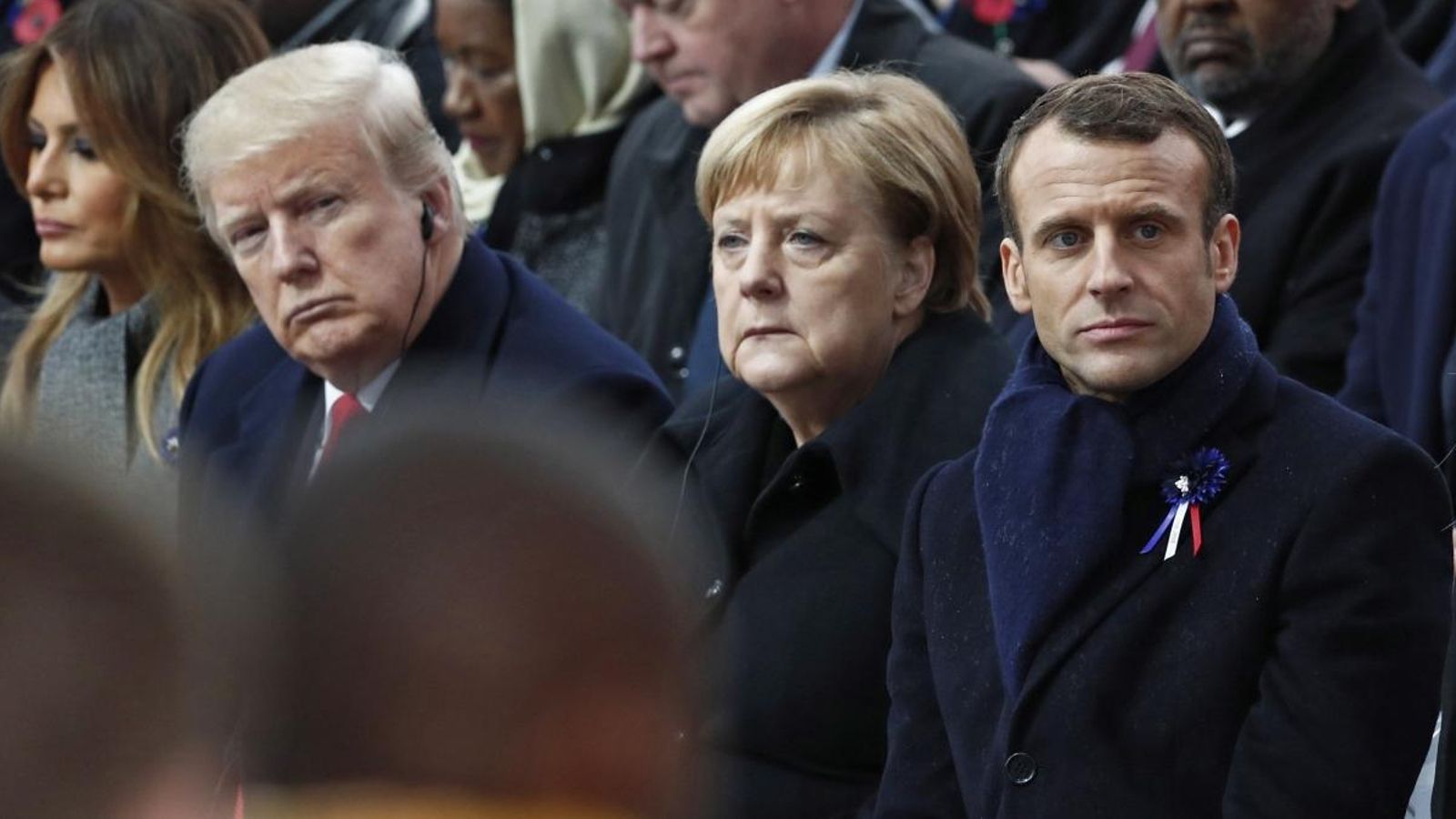 Macron i Merkel, protagonistes als actes de París, junt a Donald i Melania Trump