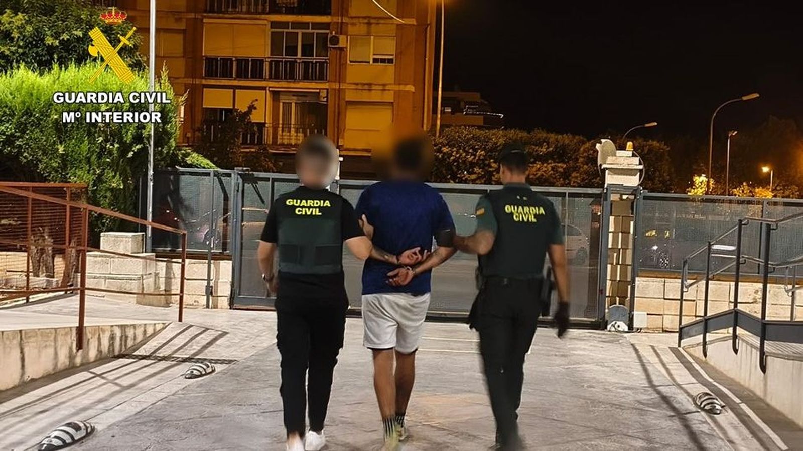 Imatge de la detenció a Villena del presumpte autor de dos robatoris amb violència i intimidació comesos en una estació de servici de la localitat