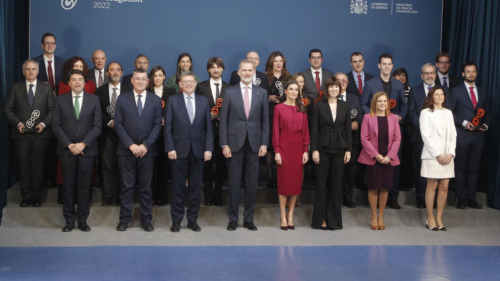 Els reis Felip VI i Letizia posen amb els guardonats amb el Premi Nacional d'Investigació 2022 a la Casa Mediterrani d'Alacant