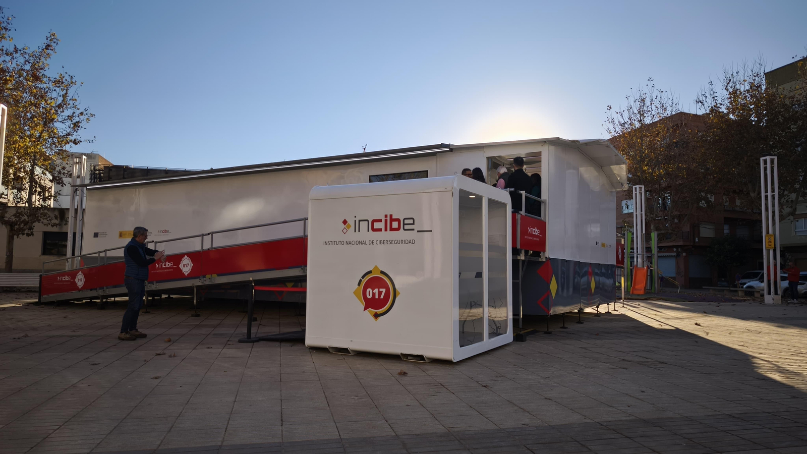 Exterior del camió condicionat com a ajuntament portàtil a Sedaví