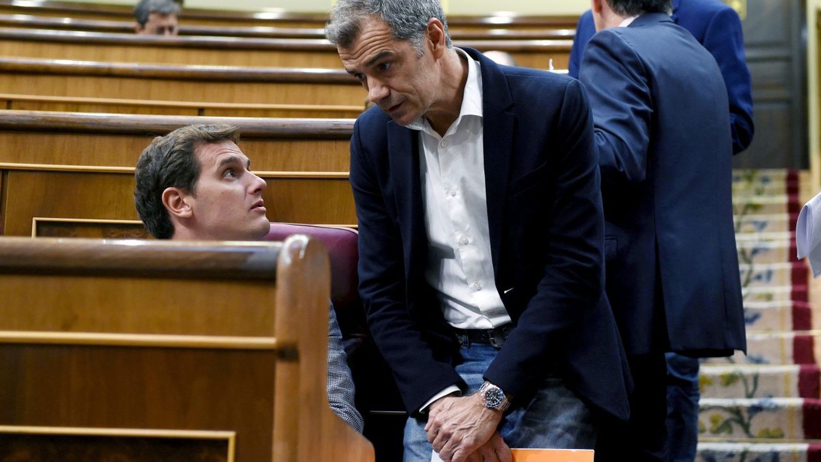 D'esquerra a dreta, el líder de Ciutadans, Albert Rivera, conversa amb el diputat de la formació, Toni Cantó, al Congrés