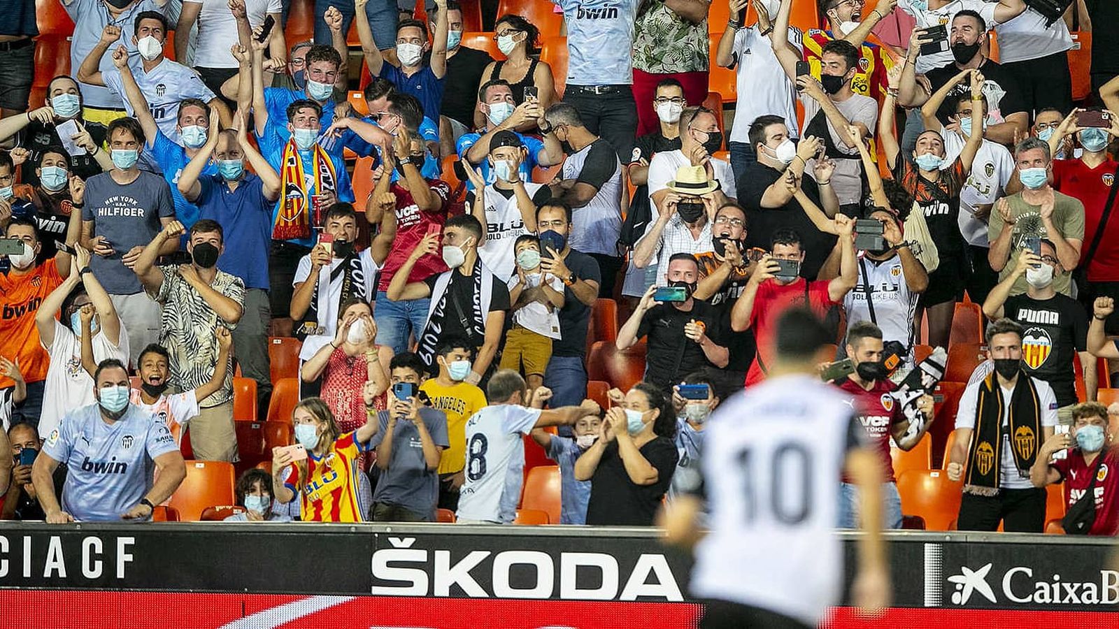 L'afició del València celebra un gol a l'estadi de Mestalla