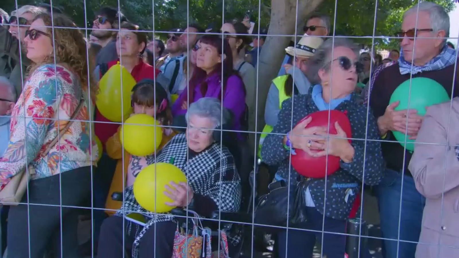 Persones sordes gaudeixen de la mascletà adaptada