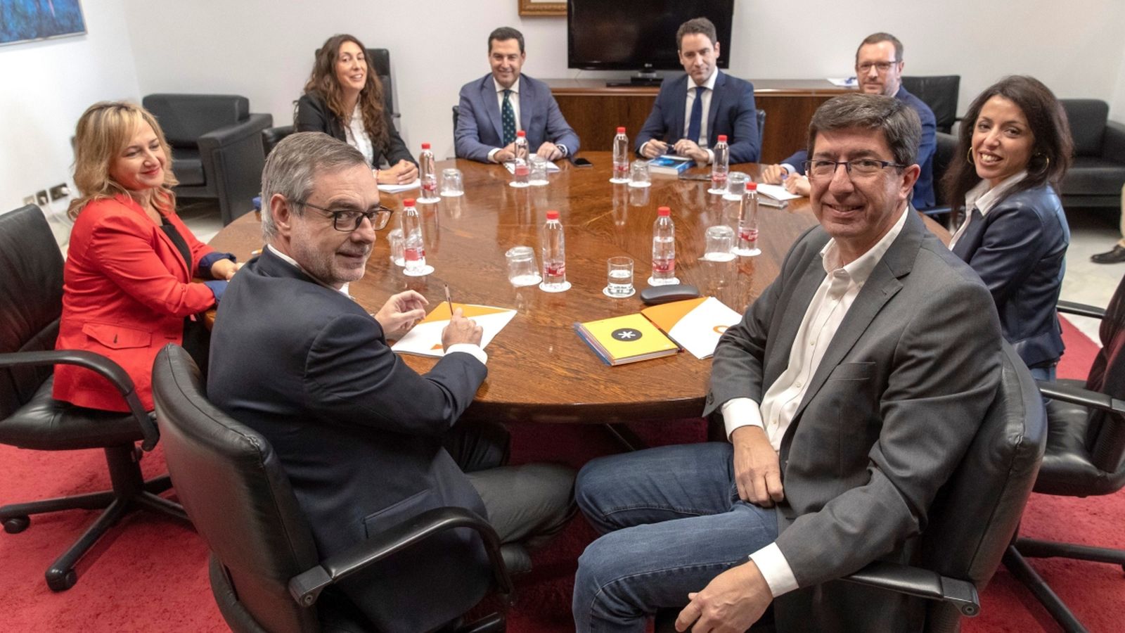 Els equips negociadors del Partit Popular i Ciutadans, encapçalats per Juanma Moreno i Juan Marín