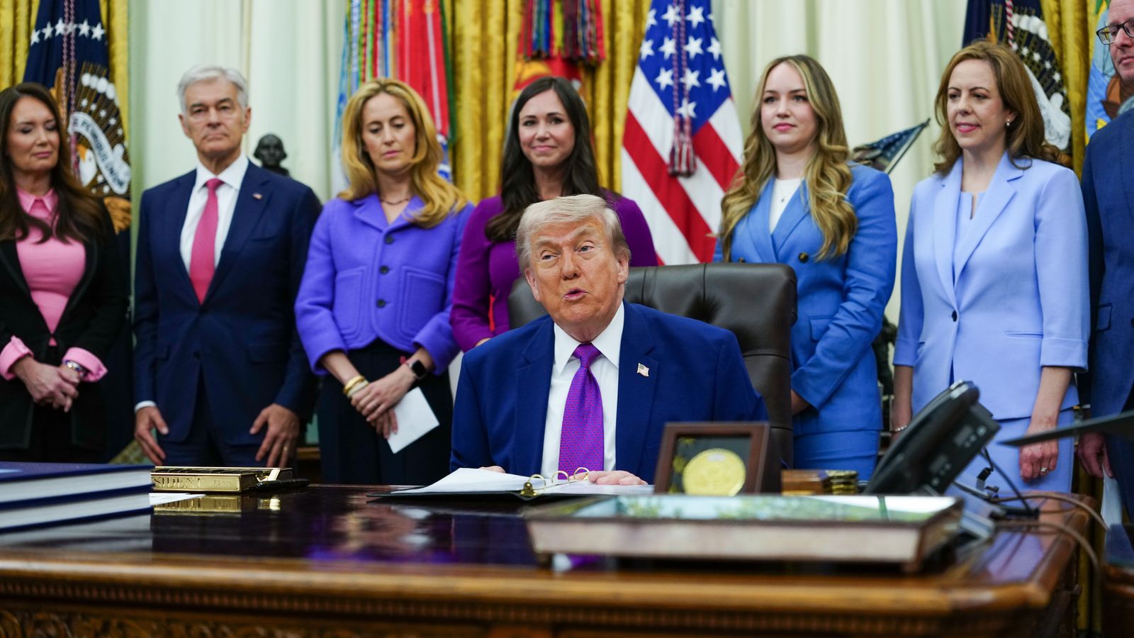 Donald Trump parla este dillluns durant un acte sobre salut materna al Despatx Oval de la Casa Blanca, a Washington