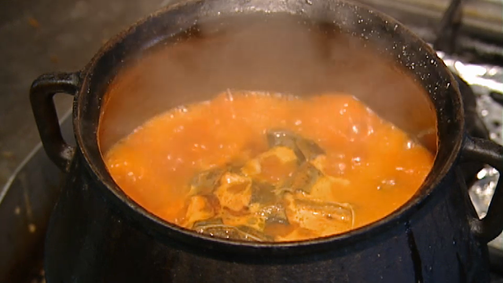 All i pebre cuinat al perolet centenari