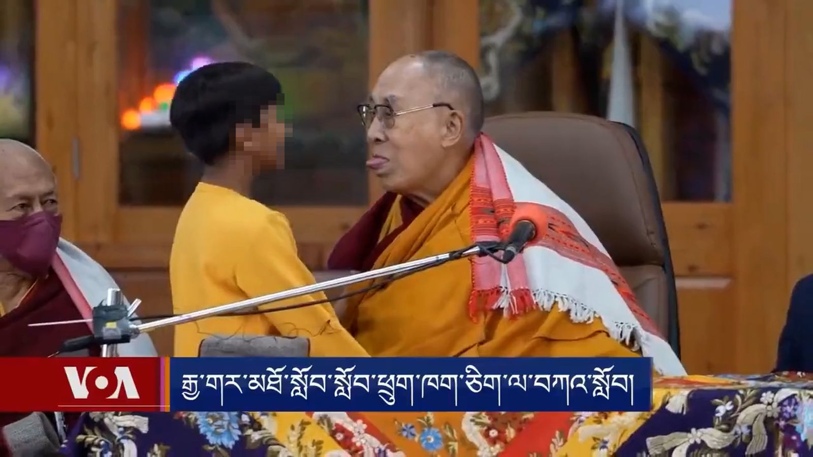 Vídeo del dalai-lama amb un xiquet