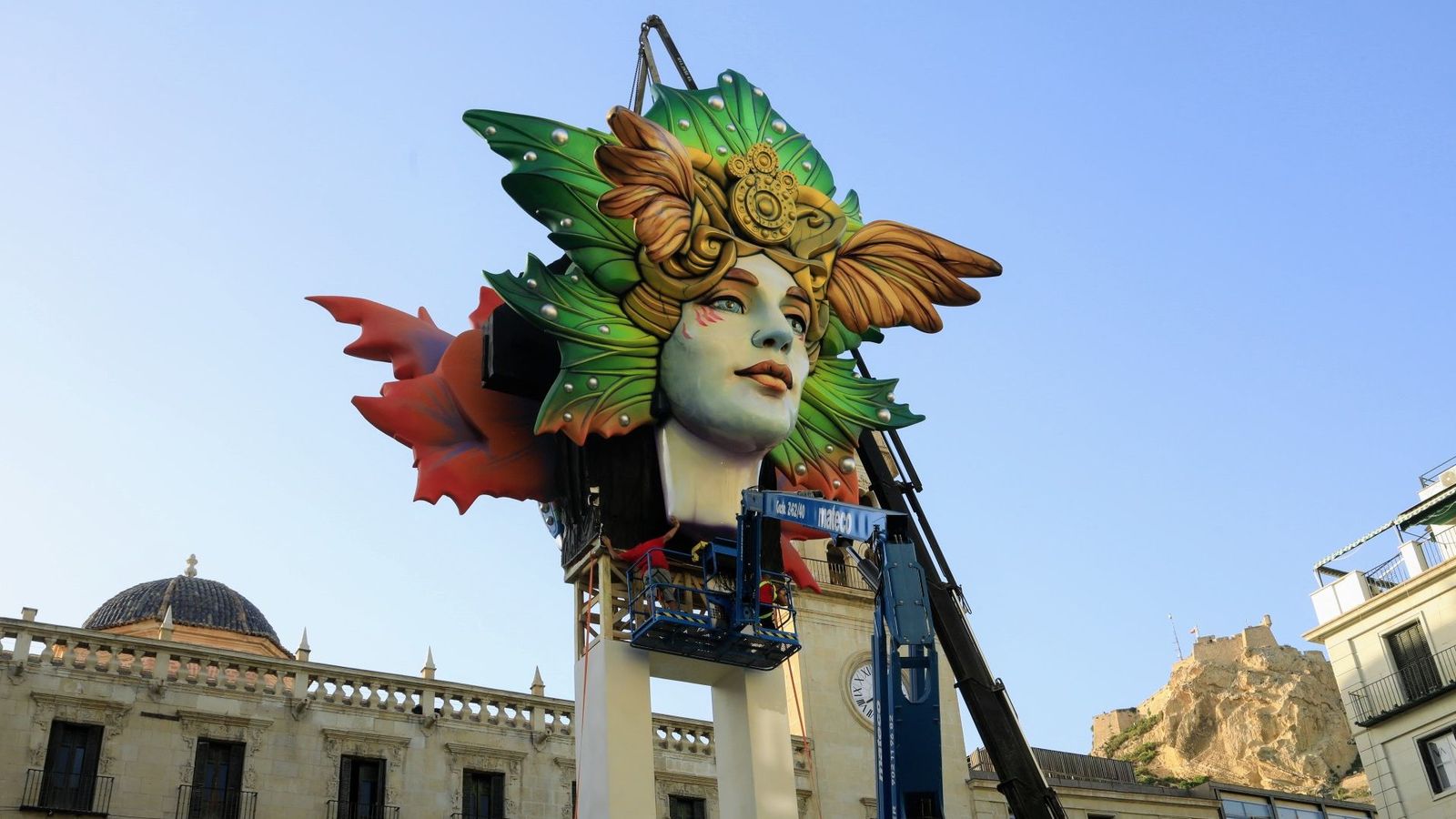Moment de col·locació del remat de la foguera oficial