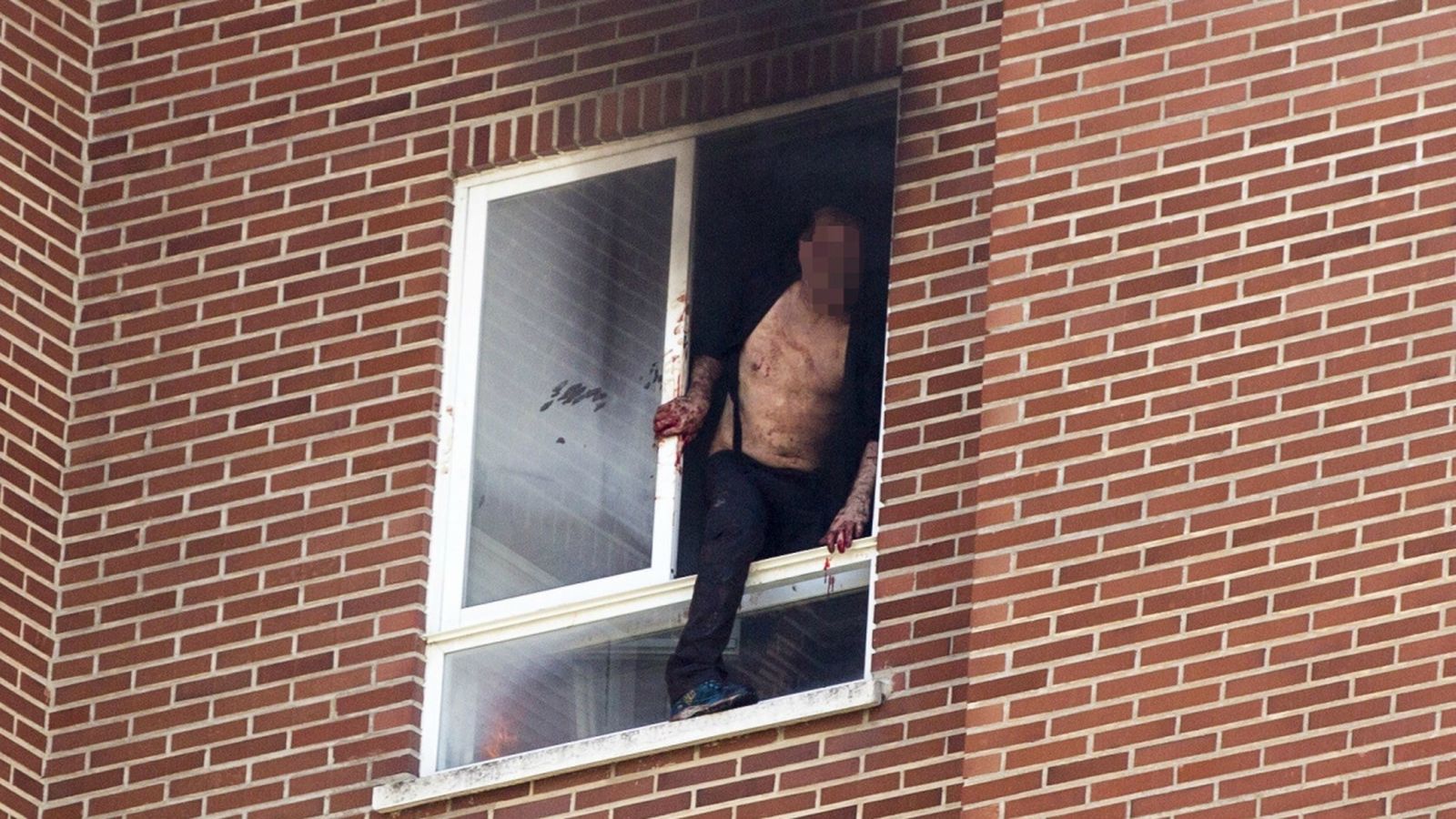 El presumpte assassí, abans de tirar-se des del huité pis