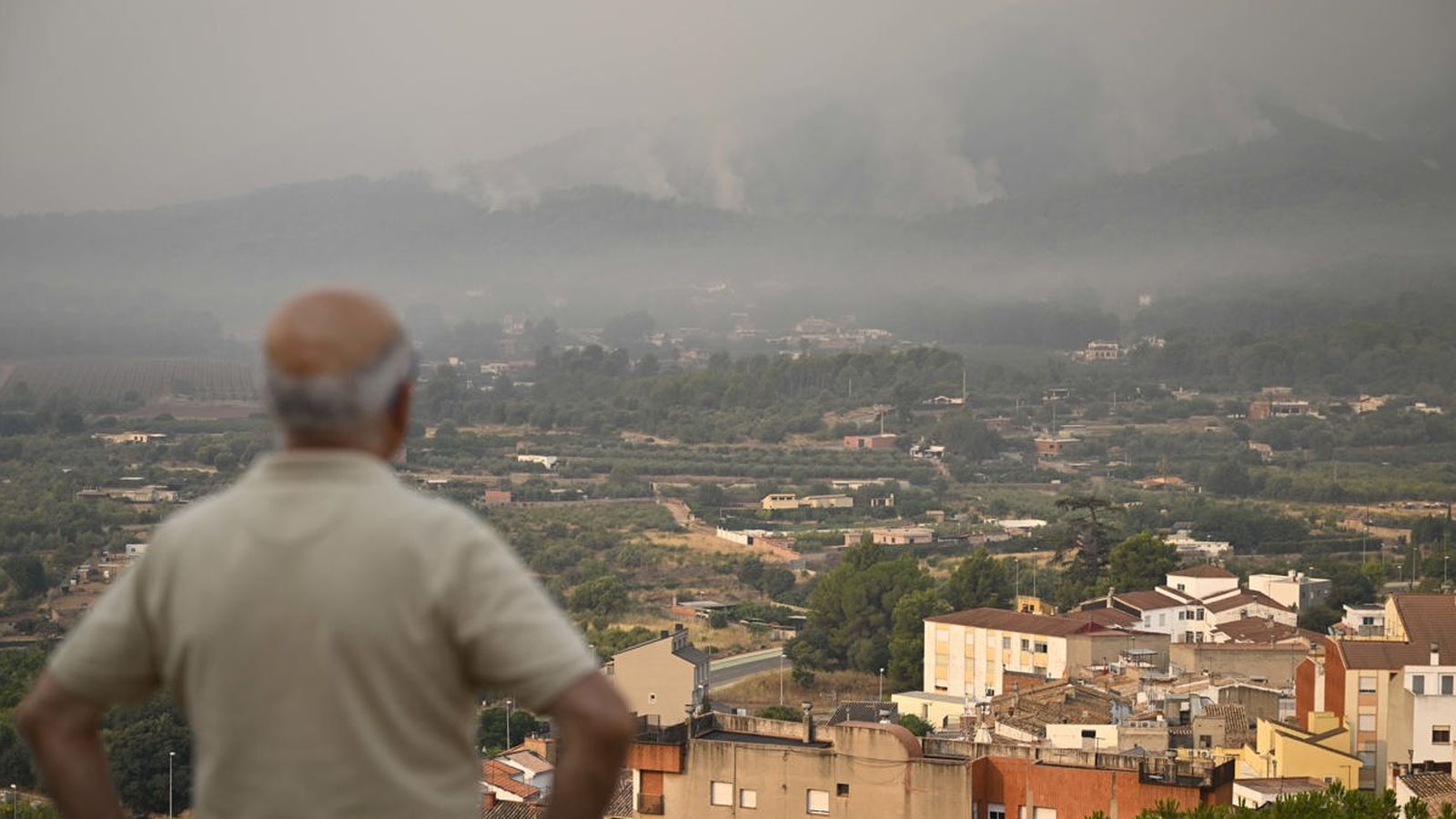 Un veí d'Onda contempla com crema el Montí enmig d'un gran fumeral