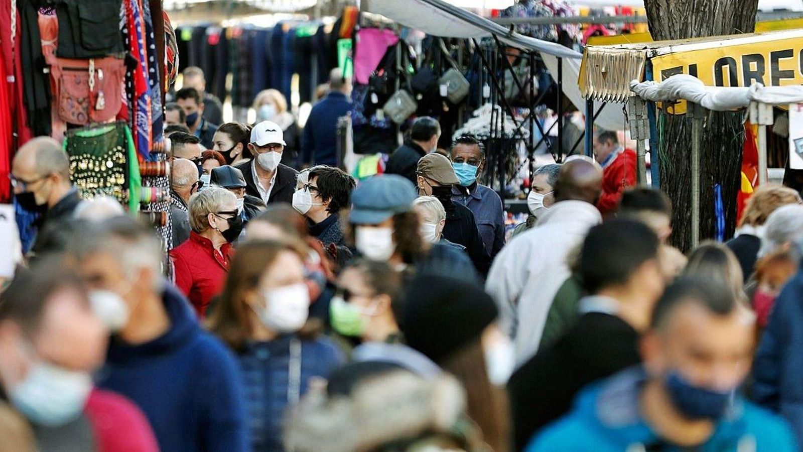 Centenars de persones en el mercat ambulant de Nadal, al costat del Mercat Central de València, el desembre passat