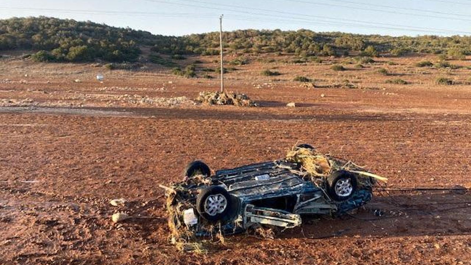 Automòbil danyat després del pas de Daniel a Qandula, Líbia