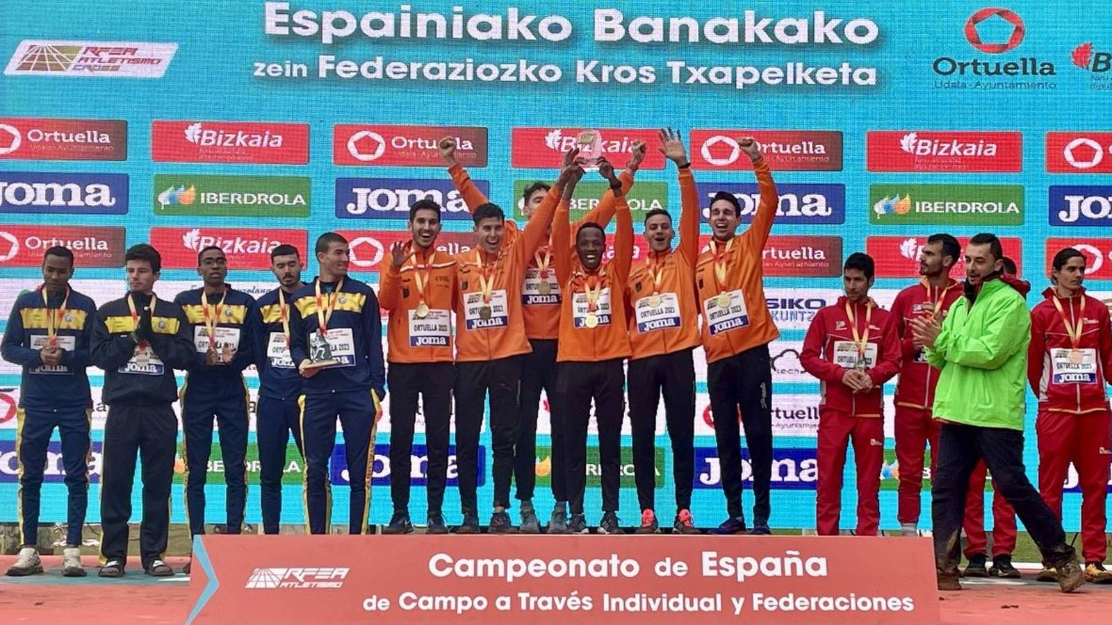 La selecció valenciana, amb el trofeu de campió