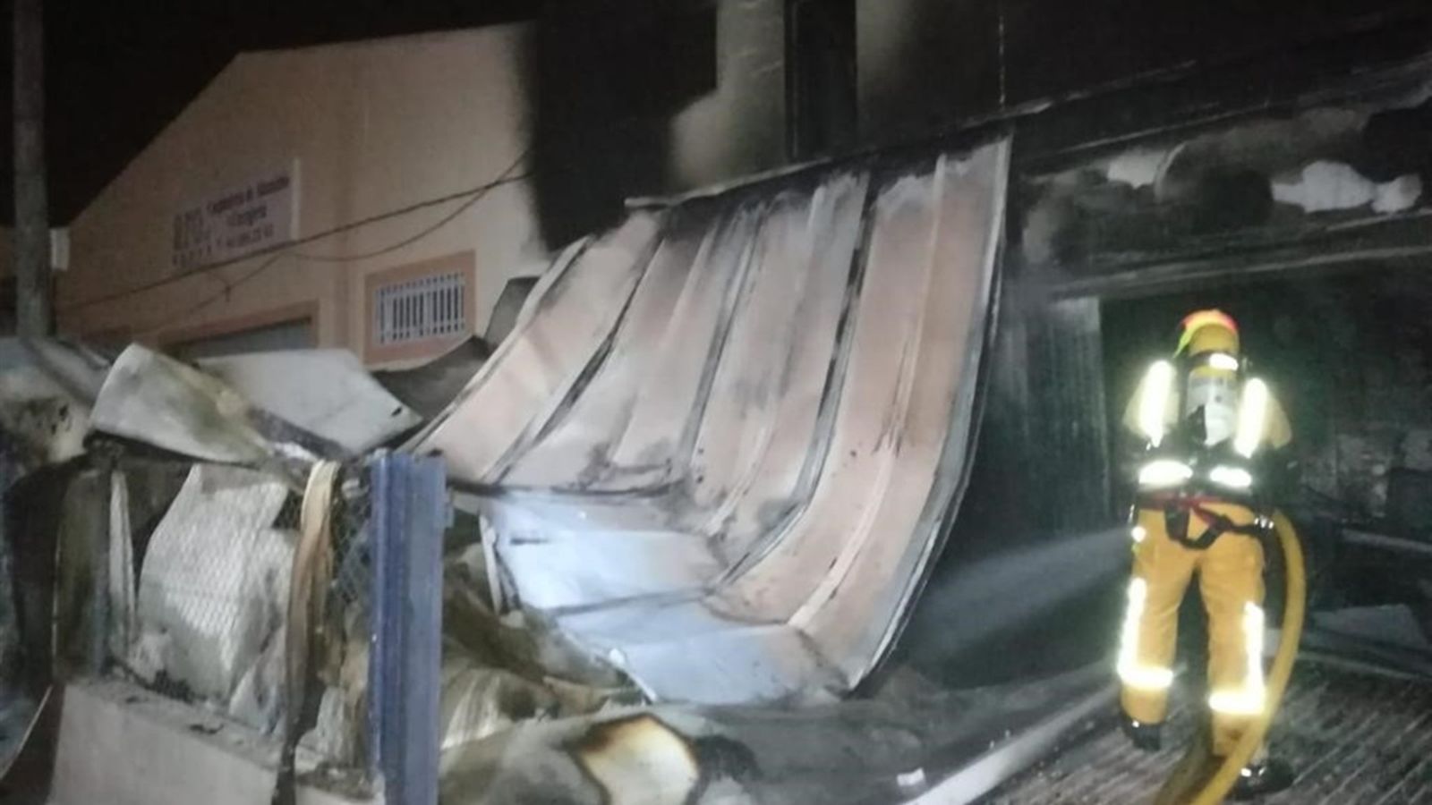 Un bomber sobre la coberta afectada | Consorci Provincial de Bombers