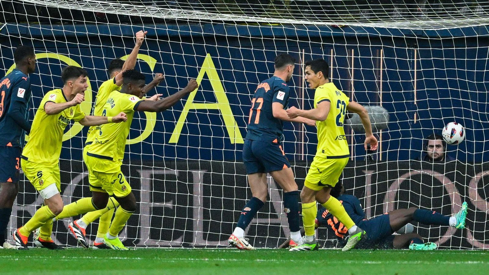 Els jugadors groguets celebren el gol Els jugadors groguets celebren el gol
