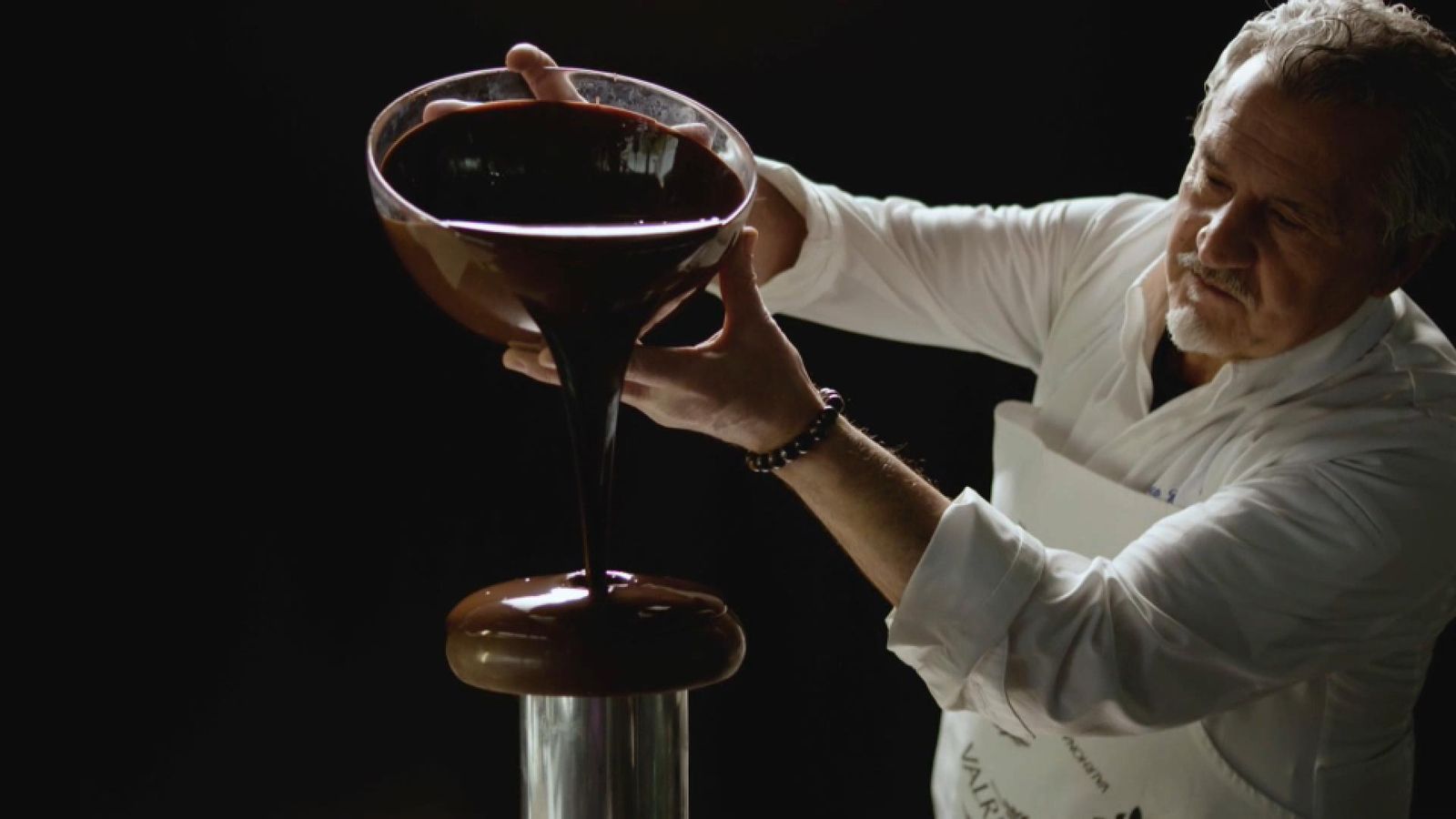 El pastisser Paco Torreblanca treballa amb xocolate fundit, en una imatge d'arxiu