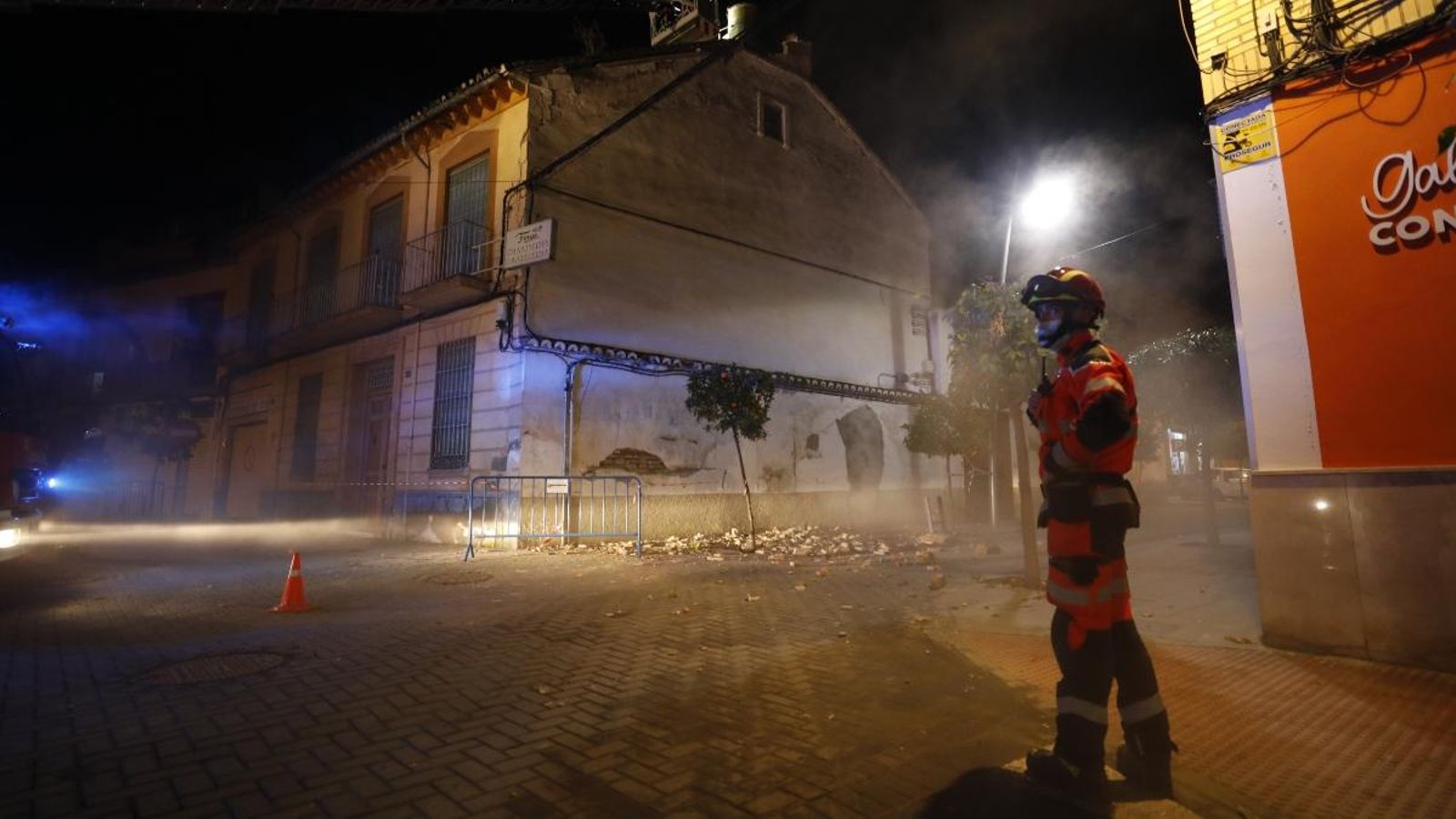 Els bombers actuen en un edifici de Santa Fe