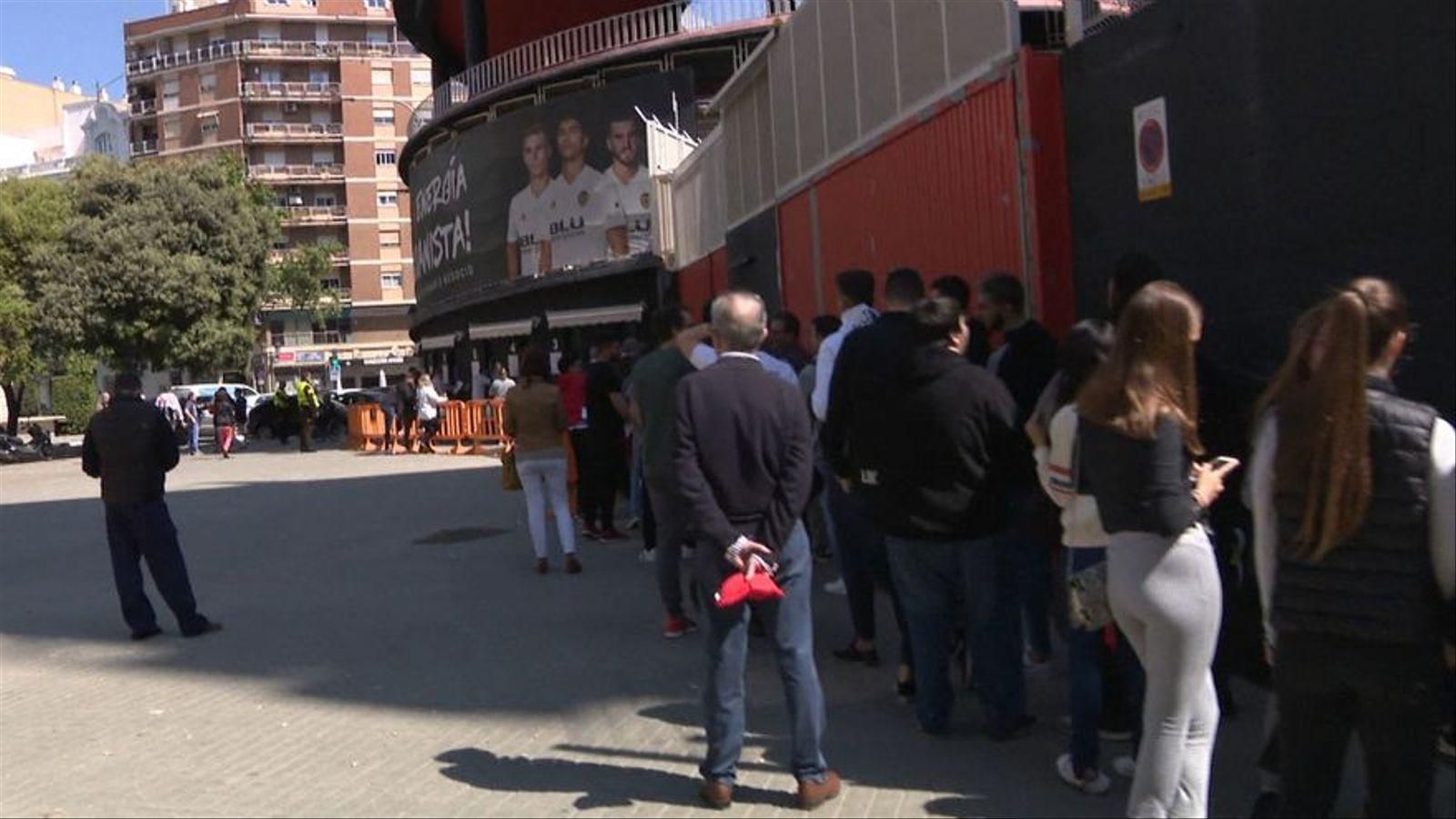 Cues per a retirar entrades al Mestalla Coles per a retirar entrades al Mestalla