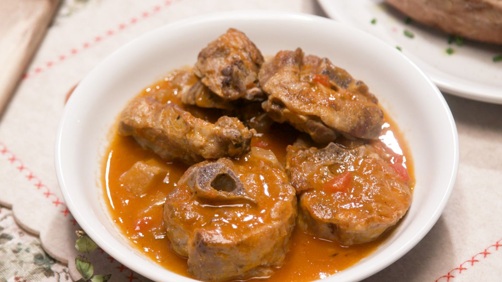 Corder guisat amb vi blanc