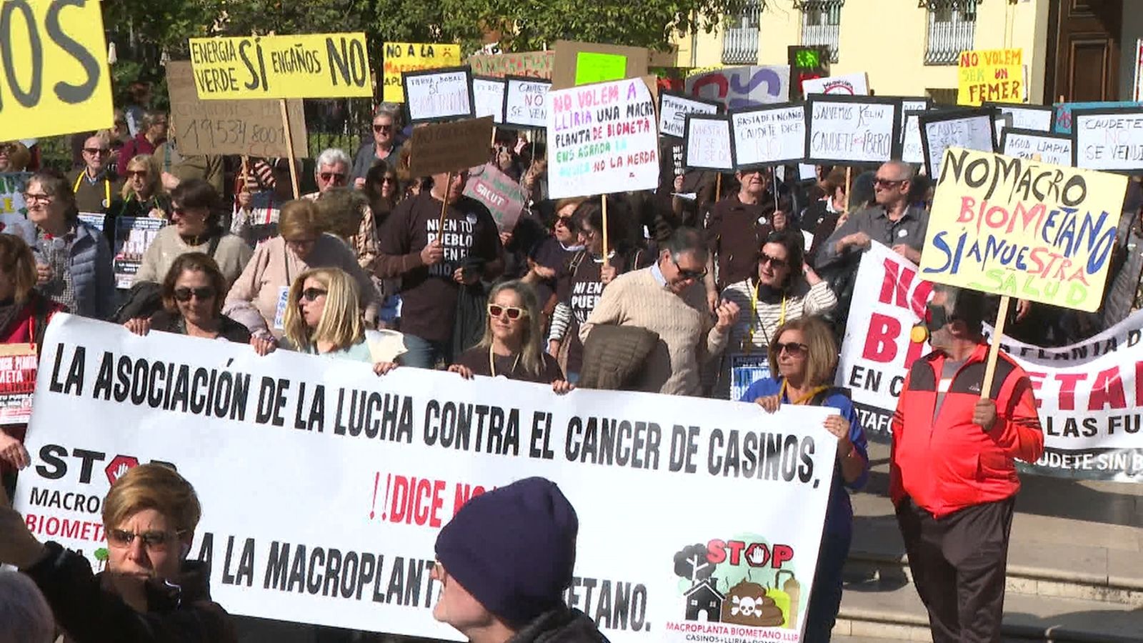Manifestació contra les plantes de biometà a la plaça de la Mare de Déu de València
