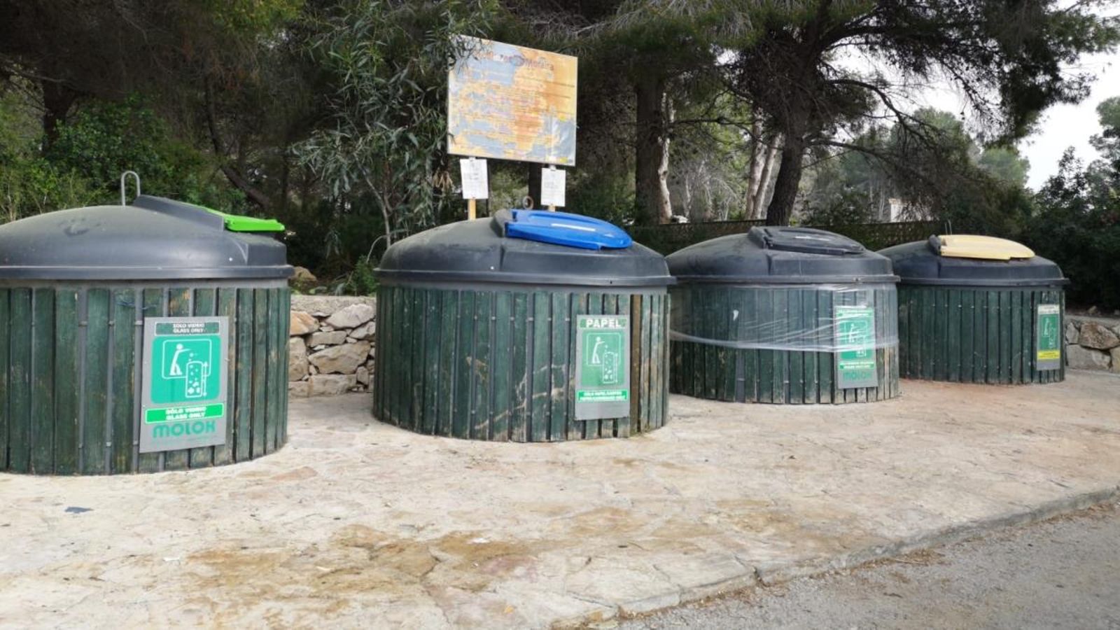 Imatge dels contenidors on han trobat el cadàver de la dona