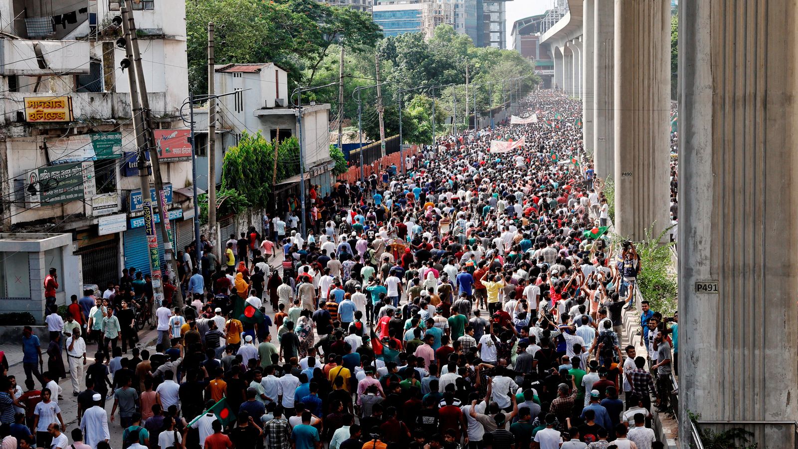Milers de persones celebren la dimissió de la primera ministra, Sheikh Hasina, a Dhaka