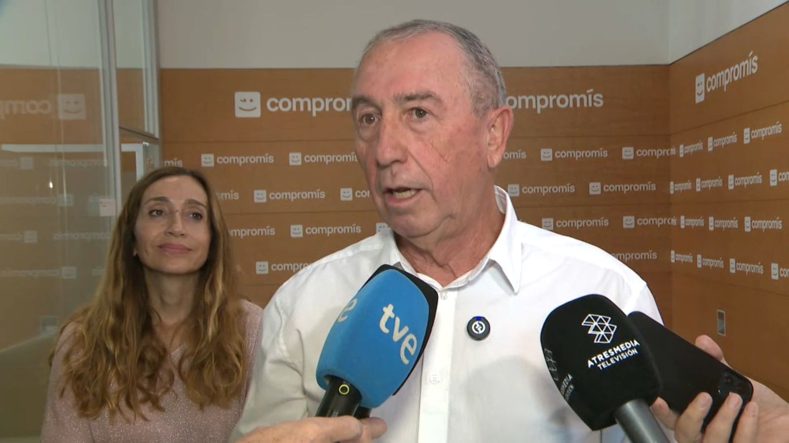 El síndic de Compromís Joan Baldoví atén els mitjans a les Corts