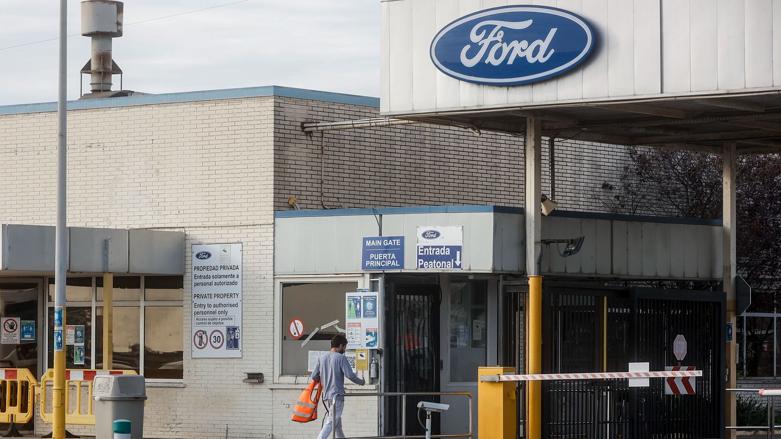 Accés a la planta que té Ford a Almussafes, en una imatge d'arxiu