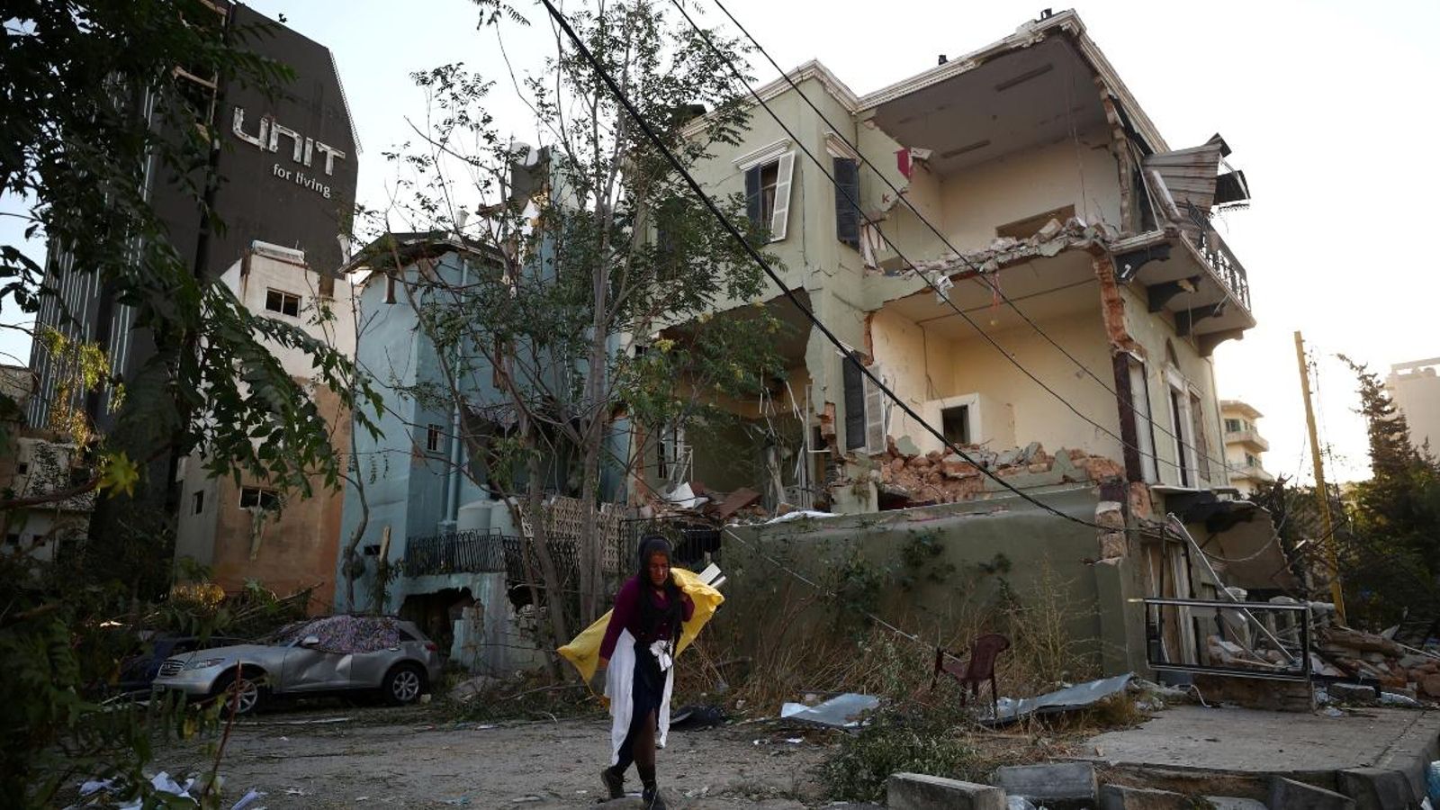 Una dona camina pels carrers destrossats de Beirut