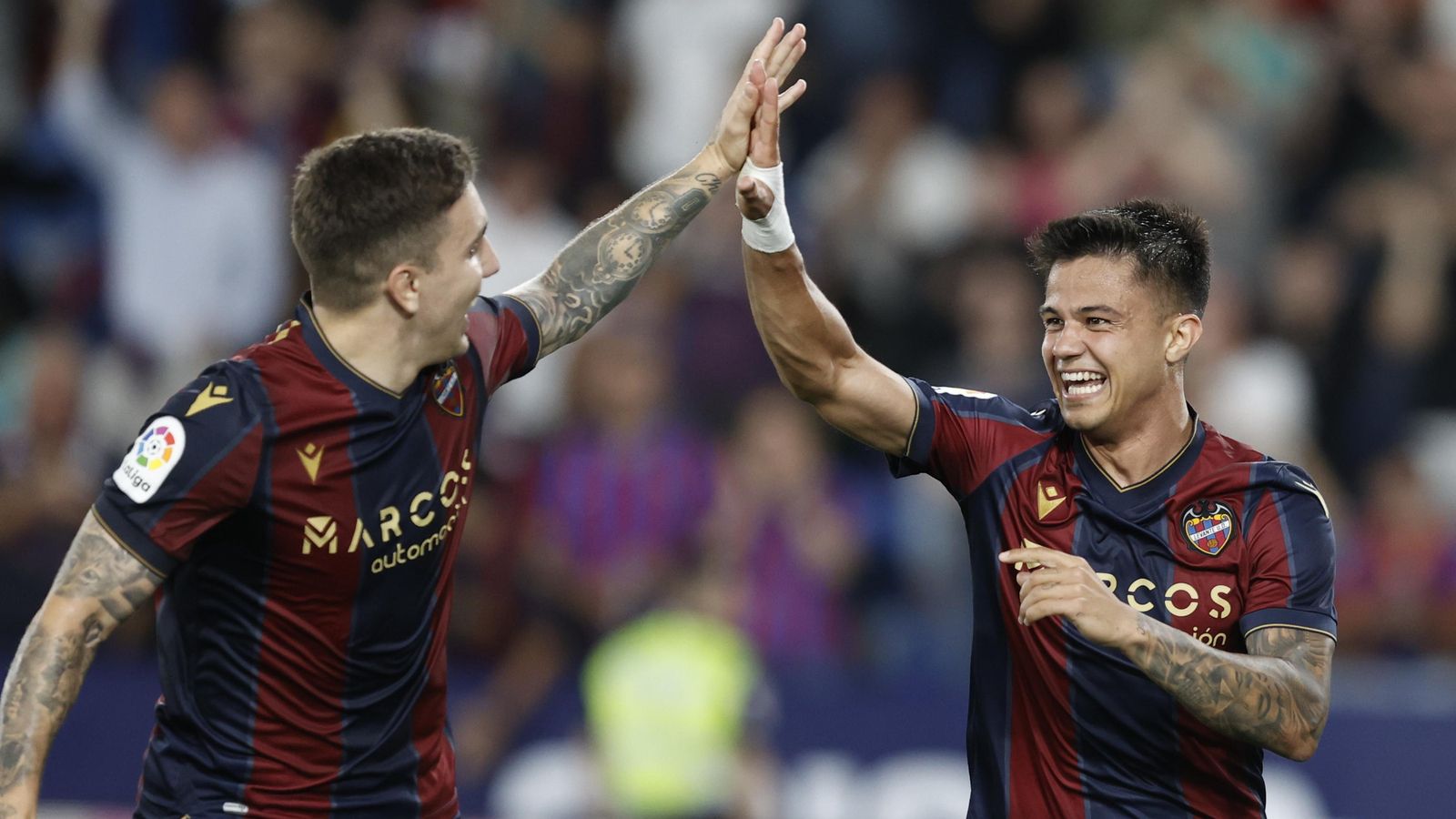 Jony Montiel i Roger Brugué celebren un gol al Ciutat de València